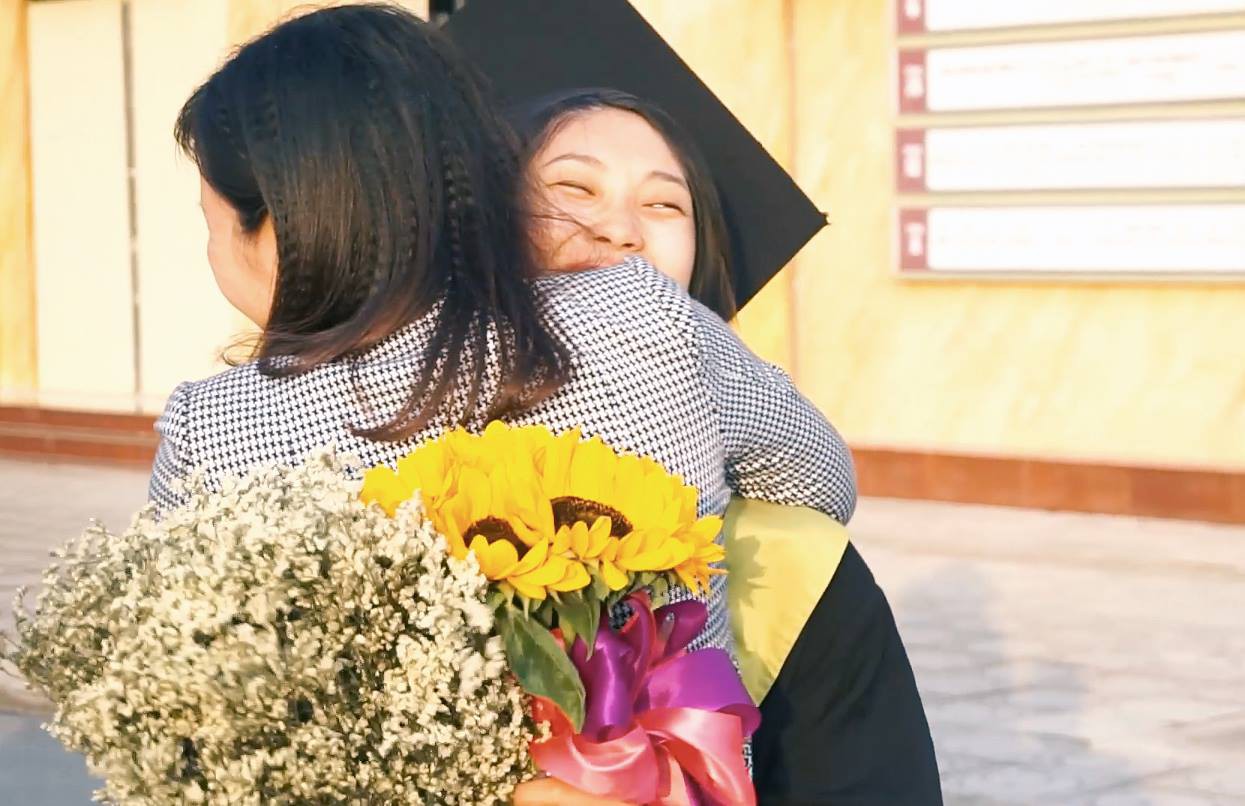 Cô gái ung thư 22 tuổi từng diễn vai về chính cuộc đời mình bật khóc ngày nhận bằng tốt nghiệp: Ước mơ của mình đã thành hiện thực rồi - Ảnh 4. Cô gái ung thư 22 tuổi từng diễn vai về chính cuộc đời mình bật khóc ngày nhận bằng tốt nghiệp: Ước mơ của mình đã thành hiện thực rồi - Ảnh 4.