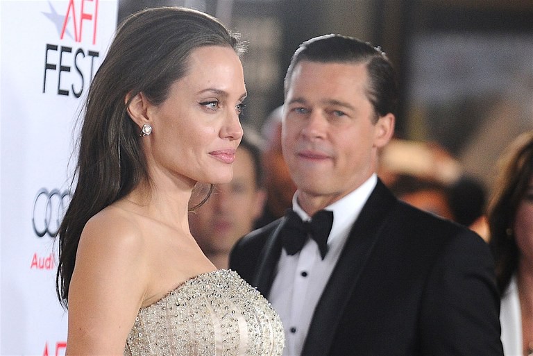 Brad Pitt đã đốt nửa số gia tài để giải quyết vụ ly hôn với Angelina Jolie: Con số chính xác có thể gây sốc? - Ảnh 1. Brad Pitt đã đốt nửa số gia tài để giải quyết vụ ly hôn với Angelina Jolie: Con số chính xác có thể gây sốc? - Ảnh 1.