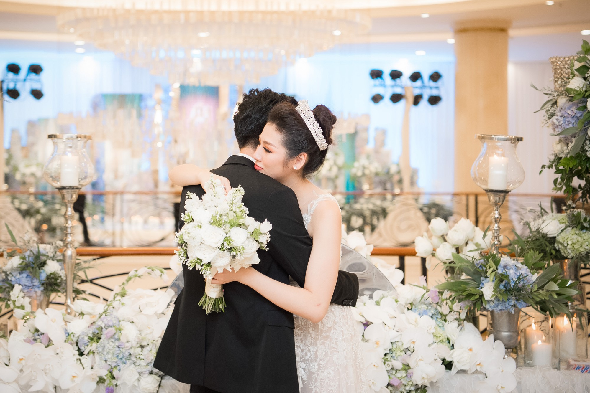 Điểm lại 5 đám cưới đình đám nhất showbiz Việt năm 2018: Xa hoa, lãng mạn và được bảo vệ nghiêm ngặt tới từng chi tiết - Ảnh 12. Điểm lại 5 đám cưới đình đám nhất showbiz Việt năm 2018: Xa hoa, lãng mạn và được bảo vệ nghiêm ngặt tới từng chi tiết - Ảnh 12.