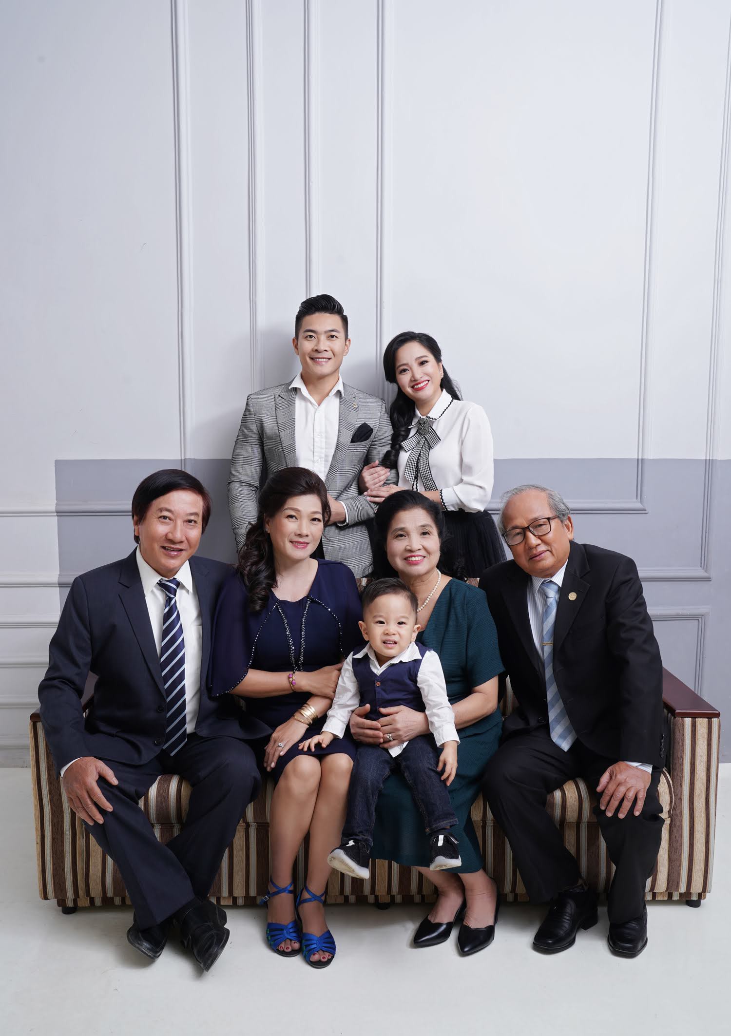 Vợ chồng Quốc Cơ thực hiện bộ ảnh gia đình 3 thế hệ mừng sinh nhật con trai tròn 2 tuổi - Ảnh 7.