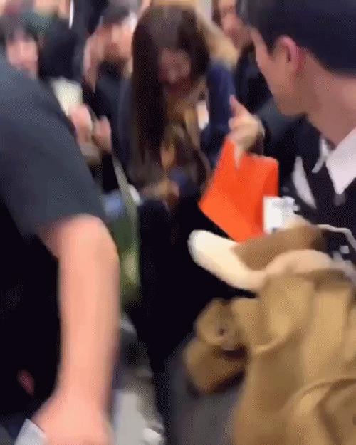 Fan cuồng xô đẩy cực mạnh vào Lisa và Jisoo tại sân bay khiến fan của Black Pink nổi giận - Ảnh 4.