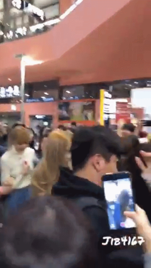 Fan cuồng xô đẩy cực mạnh vào Lisa và Jisoo tại sân bay khiến fan của Black Pink nổi giận - Ảnh 2.