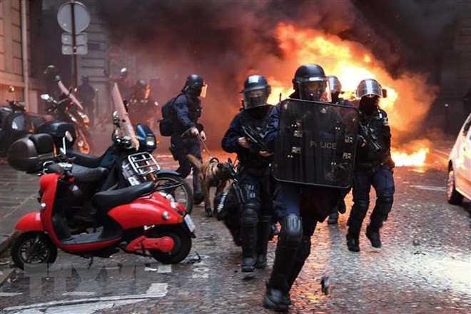 Cảnh sát Pháp bắt giữ gần 80 người biểu tình Áo vàng tại Paris - Ảnh 1.