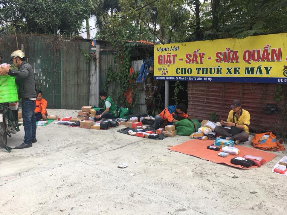 Trường cấm sinh viên mang điện thoại, các anh shipper đành bày hàng như bán rong trước cổng đợi - Ảnh 1. Trường cấm sinh viên mang điện thoại, các anh shipper đành bày hàng như bán rong trước cổng đợi - Ảnh 1.