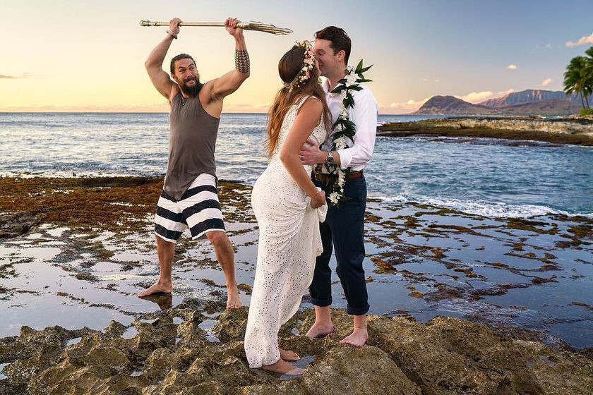 Chán làm vua biển cả, Aquaman mặc áo 3 lỗ, quần đùi lên bờ chụp ké ảnh cưới với thường dân - Ảnh 3. Chán làm vua biển cả, Aquaman mặc áo 3 lỗ, quần đùi lên bờ chụp ké ảnh cưới với thường dân - Ảnh 3.