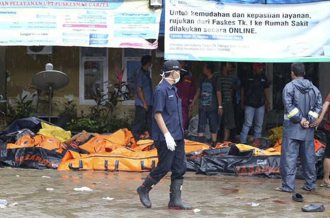 Indonesia - 1 ngày ngập nước mắt: Thi thể ngổn ngang, người sống đau đáu tìm người thân - Ảnh 2. Indonesia - 1 ngày ngập nước mắt: Thi thể ngổn ngang, người sống đau đáu tìm người thân - Ảnh 2.