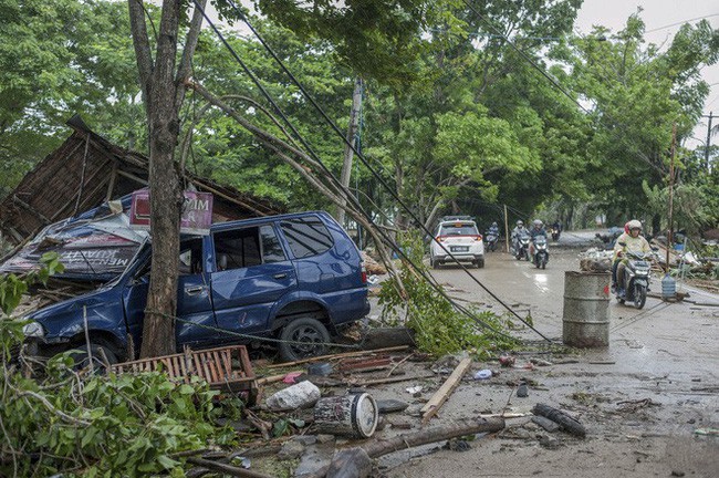 Indonesia - 1 ngày ngập nước mắt: Thi thể ngổn ngang, người sống đau đáu tìm người thân - Ảnh 6. Indonesia - 1 ngày ngập nước mắt: Thi thể ngổn ngang, người sống đau đáu tìm người thân - Ảnh 6.