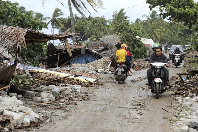 Indonesia - 1 ngày ngập nước mắt: Thi thể ngổn ngang, người sống đau đáu tìm người thân - Ảnh 8. Indonesia - 1 ngày ngập nước mắt: Thi thể ngổn ngang, người sống đau đáu tìm người thân - Ảnh 8.