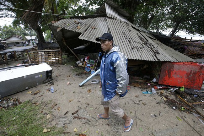 Indonesia - 1 ngày ngập nước mắt: Thi thể ngổn ngang, người sống đau đáu tìm người thân - Ảnh 10. Indonesia - 1 ngày ngập nước mắt: Thi thể ngổn ngang, người sống đau đáu tìm người thân - Ảnh 10.
