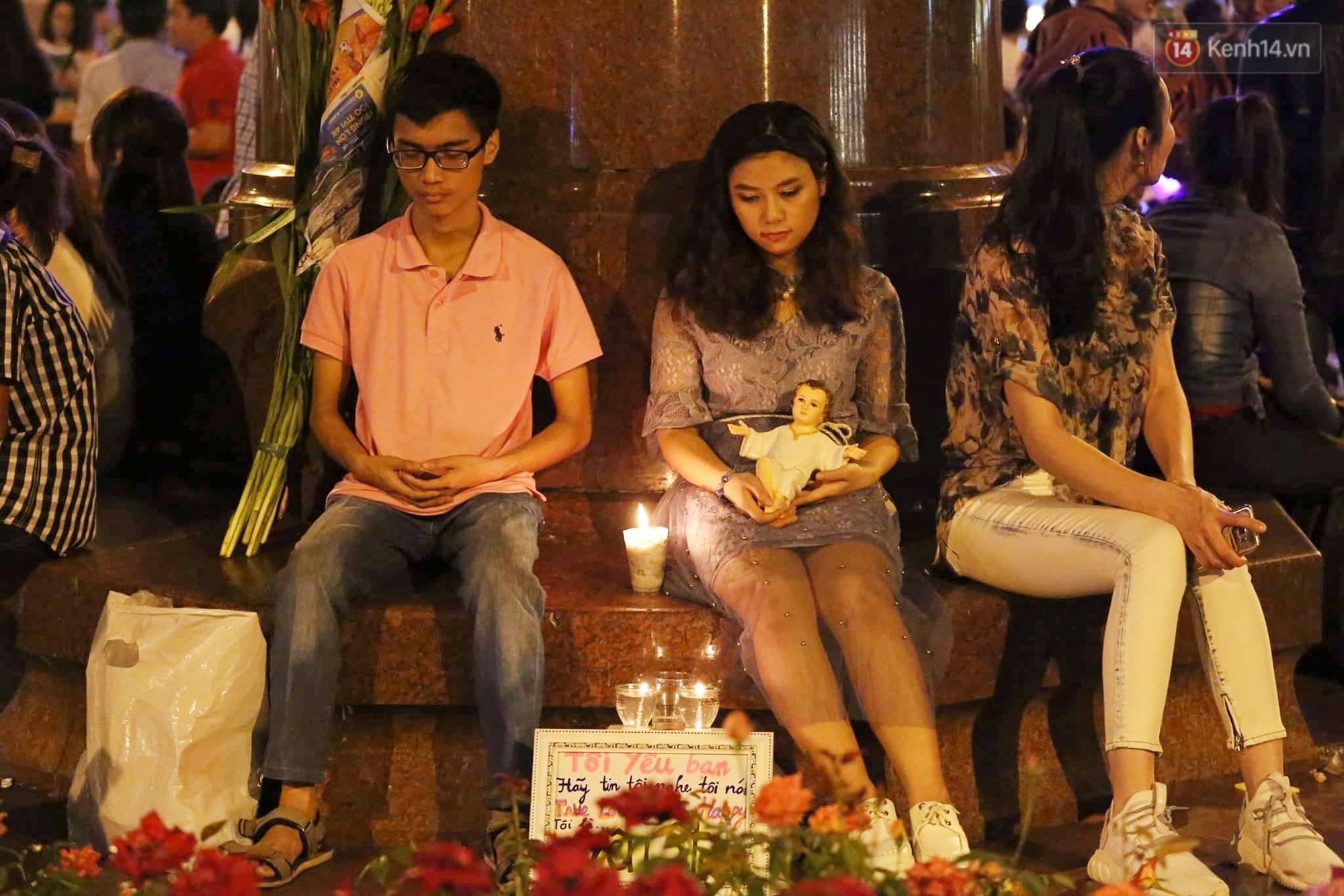 Người dân Hà Nội, Sài Gòn và Đà Nẵng nô nức xuống đường, khắp phố phường khoác lên mình tấm áo Giáng sinh đầy màu sắc - Ảnh 11. Người dân Hà Nội, Sài Gòn và Đà Nẵng nô nức xuống đường, khắp phố phường khoác lên mình tấm áo Giáng sinh đầy màu sắc - Ảnh 11.