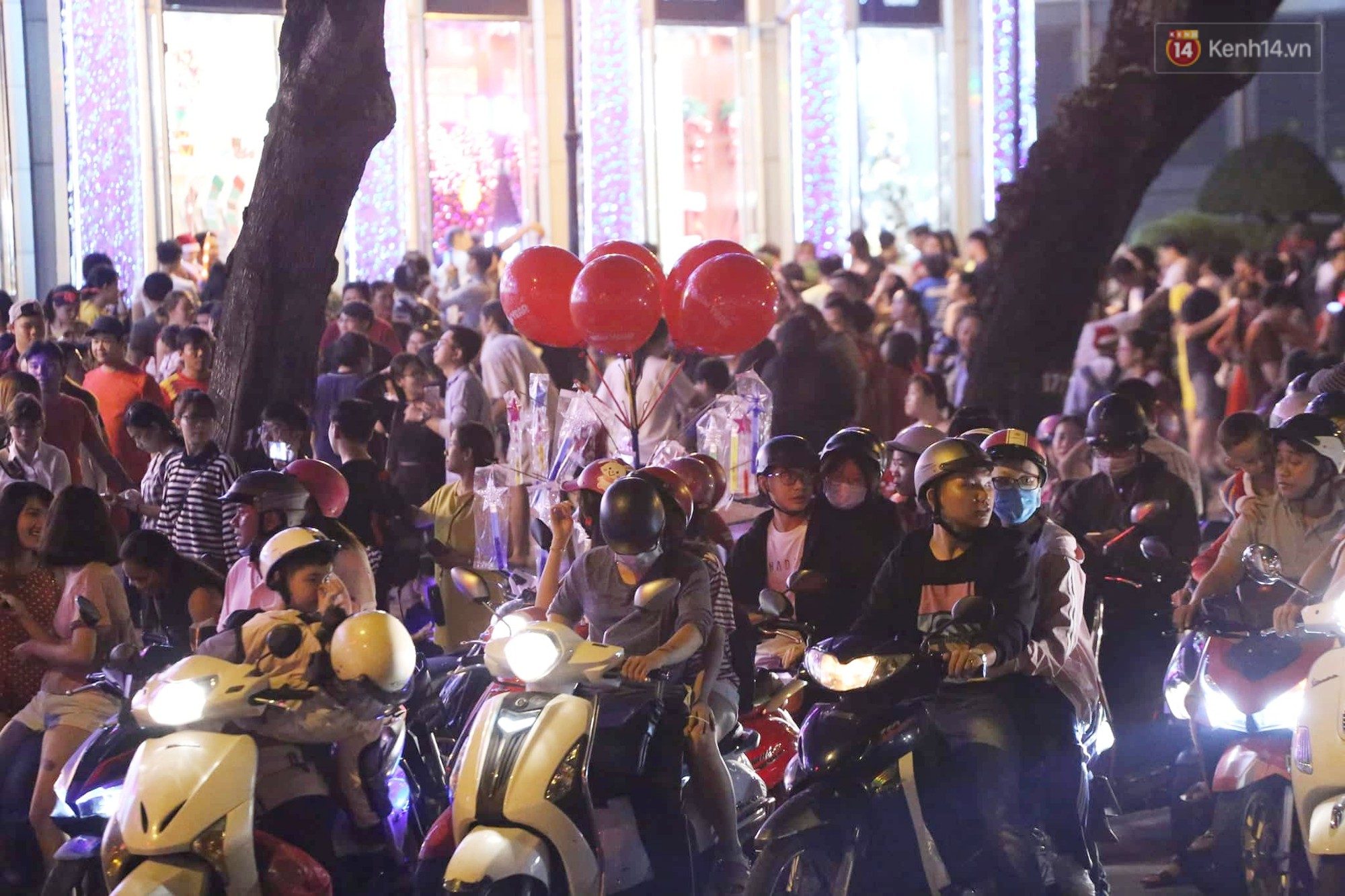 Người dân Hà Nội, Sài Gòn và Đà Nẵng nô nức xuống đường, khắp phố phường khoác lên mình tấm áo Giáng sinh đầy màu sắc - Ảnh 7. Người dân Hà Nội, Sài Gòn và Đà Nẵng nô nức xuống đường, khắp phố phường khoác lên mình tấm áo Giáng sinh đầy màu sắc - Ảnh 7.