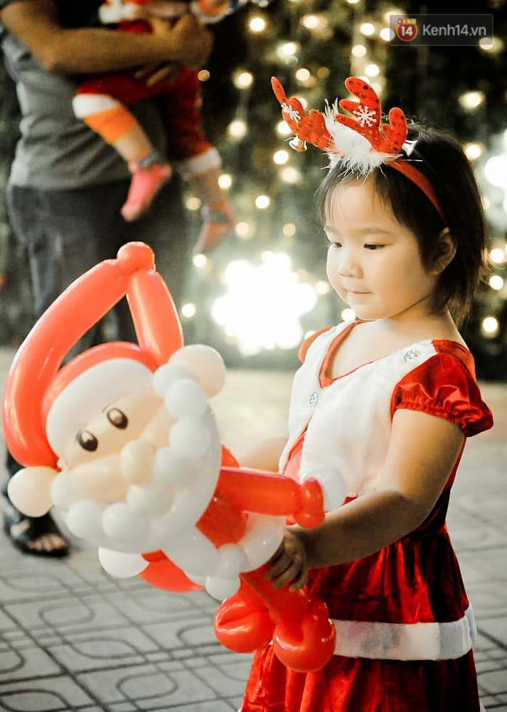 Người dân Hà Nội, Sài Gòn và Đà Nẵng nô nức xuống đường, khắp phố phường khoác lên mình tấm áo Giáng sinh đầy màu sắc - Ảnh 17. Người dân Hà Nội, Sài Gòn và Đà Nẵng nô nức xuống đường, khắp phố phường khoác lên mình tấm áo Giáng sinh đầy màu sắc - Ảnh 17.