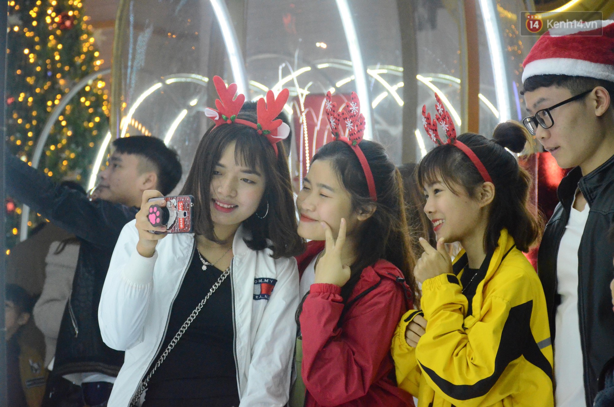Người dân Hà Nội, Sài Gòn và Đà Nẵng nô nức xuống đường, khắp phố phường khoác lên mình tấm áo Giáng sinh đầy màu sắc - Ảnh 4. Người dân Hà Nội, Sài Gòn và Đà Nẵng nô nức xuống đường, khắp phố phường khoác lên mình tấm áo Giáng sinh đầy màu sắc - Ảnh 4.