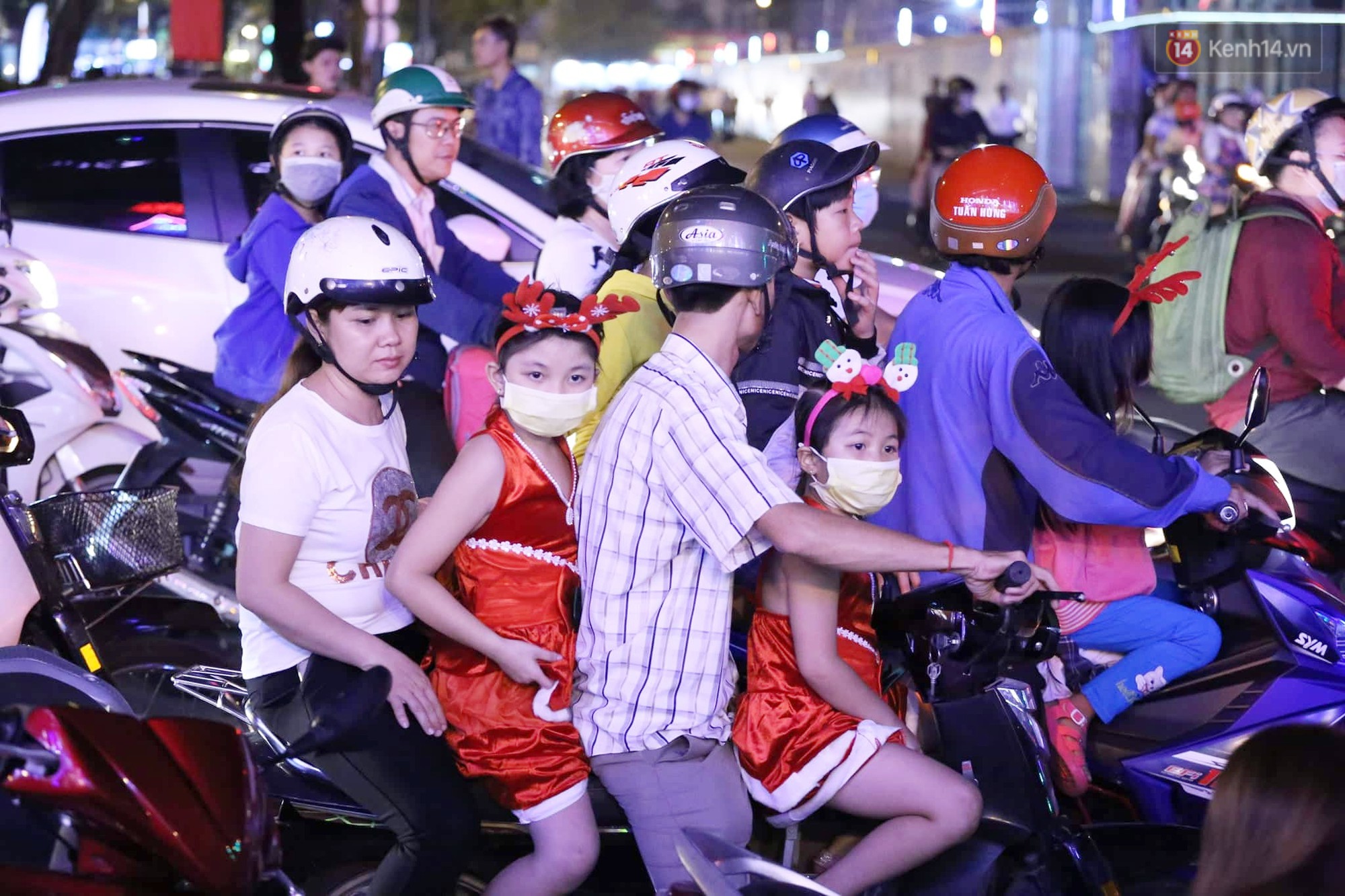 Người dân Hà Nội, Sài Gòn và Đà Nẵng nô nức xuống đường, khắp phố phường khoác lên mình tấm áo Giáng sinh đầy màu sắc - Ảnh 8. Người dân Hà Nội, Sài Gòn và Đà Nẵng nô nức xuống đường, khắp phố phường khoác lên mình tấm áo Giáng sinh đầy màu sắc - Ảnh 8.