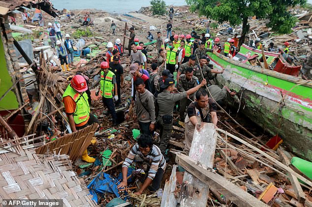 Giải cứu thành công em bé bị kẹt 12 giờ trong đống đổ nát do thảm họa sóng thần tại Indonesia - Ảnh 3.