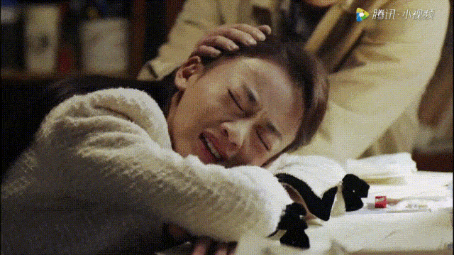 Diễn cảnh kh&oacute;c m&agrave; kh&ocirc;ng ra nước mắt, mặt mũi nhăn nh&oacute;, Ng&ocirc; Cẩn Ng&ocirc;n nhận gạch đ&aacute; tới tấp từ Netizen Trung - Ảnh 5.