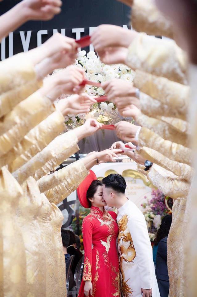 Cuối c&ugrave;ng th&igrave; nữ nh&agrave; văn ng&agrave;n share đ&atilde; c&oacute; một đ&aacute;m hỏi tưng bừng, dựng rạp 3 ng&agrave;y, kỳ c&ocirc;ng hết nấc - Ảnh 2.