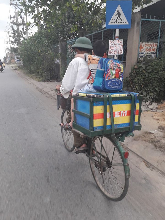 Bố đèo con nhỏ trên xe đạp, chữ viết phía sau thùng hàng khiến nhiều người nghẹn ngào - Ảnh 2.