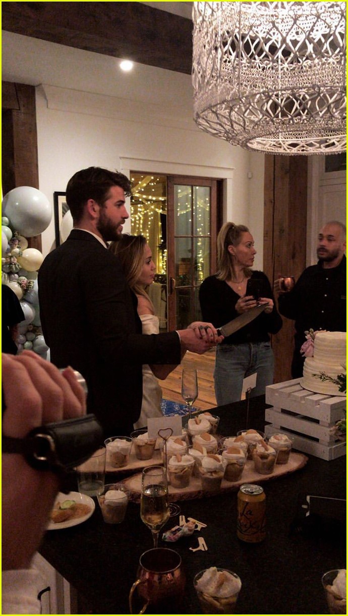 Miley Cyrus gấp rút tổ chức đám cưới với Liam Hemsworth là vì đã mang bầu? - Ảnh 1. Miley Cyrus gấp rút tổ chức đám cưới với Liam Hemsworth là vì đã mang bầu? - Ảnh 1.