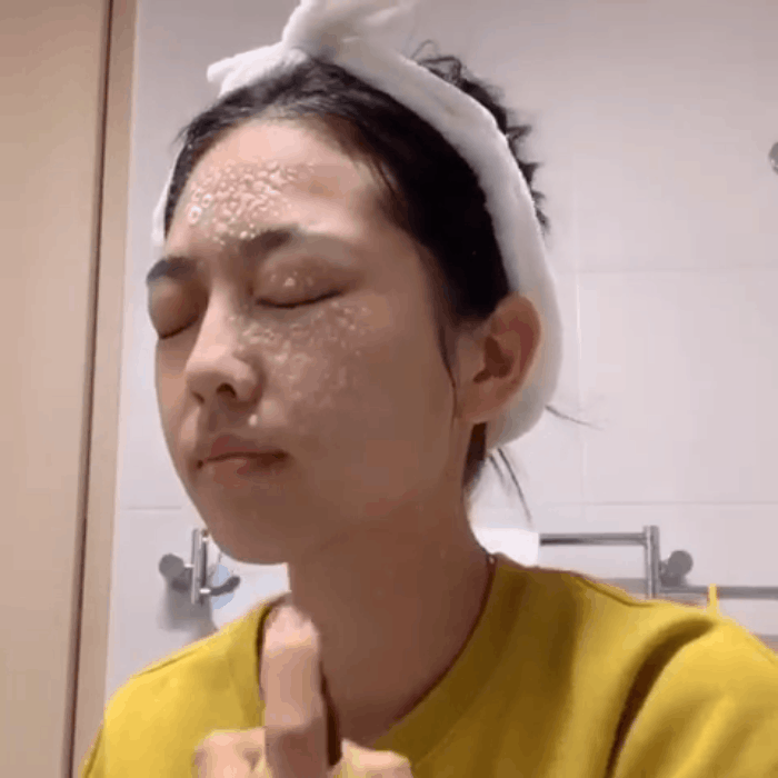 Sản phẩm sủi bọt tr&ecirc;n da n&agrave;y thực chất l&agrave; lọ xịt kho&aacute;ng đang khiến hội con g&aacute;i H&agrave;n sốt rần rần - Ảnh 4.