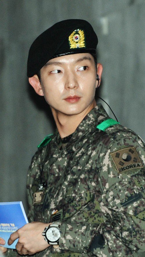 Ai ngờ nhập ngũ l&agrave; thước đo nhan sắc chuẩn nhất của c&aacute;c nam thần Kbiz: Hyun Bin, Ji Chang Wook g&acirc;y sốc v&igrave; mặt mộc - Ảnh 10.