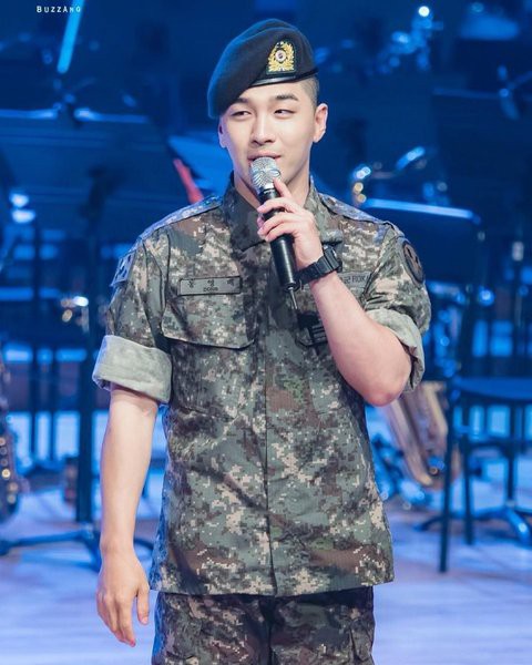 Ai ngờ nhập ngũ l&agrave; thước đo nhan sắc chuẩn nhất của c&aacute;c nam thần Kbiz: Hyun Bin, Ji Chang Wook g&acirc;y sốc v&igrave; mặt mộc - Ảnh 16.