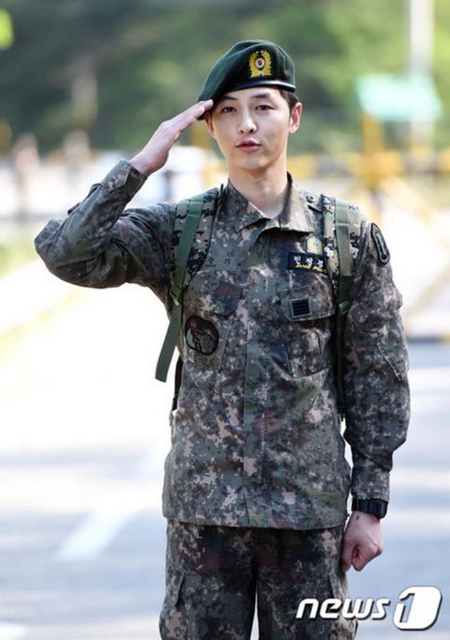 Ai ngờ nhập ngũ l&agrave; thước đo nhan sắc chuẩn nhất của c&aacute;c nam thần Kbiz: Hyun Bin, Ji Chang Wook g&acirc;y sốc v&igrave; mặt mộc - Ảnh 3.