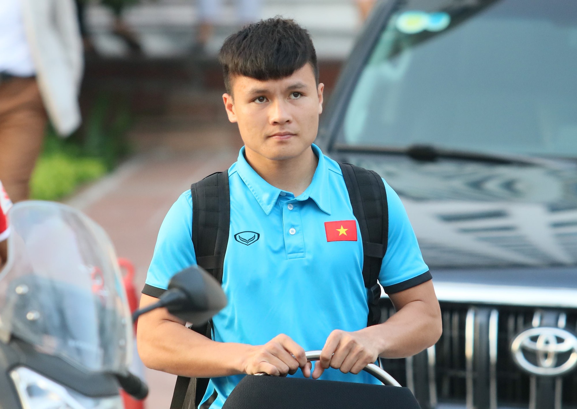 Xuân Hưng chống nạng đến sân, tiếp lửa cho đội tuyển Việt Nam - Ảnh 10. Xuân Hưng chống nạng đến sân, tiếp lửa cho đội tuyển Việt Nam - Ảnh 10.