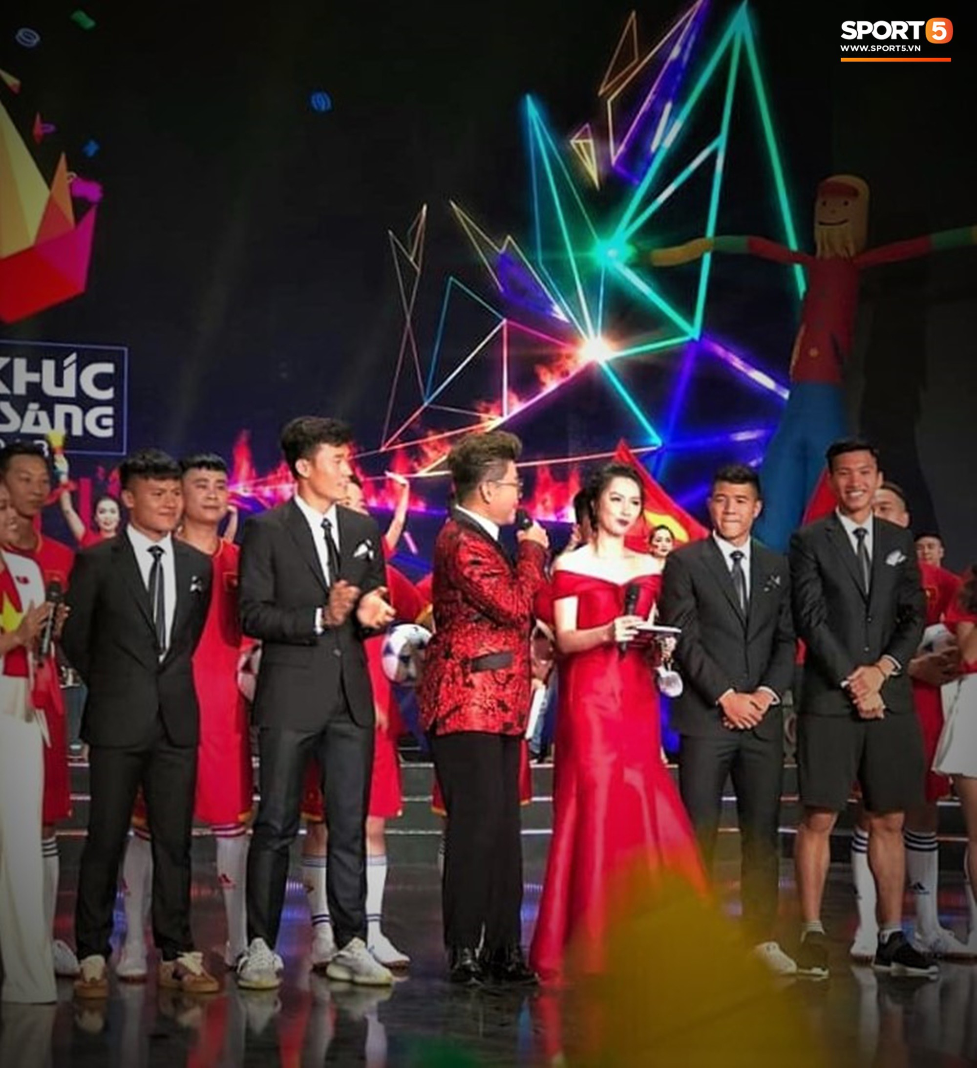 Văn Hậu diện vest, mặc quần lửng trong một chương trình truyền hình, fan bật cười: Chân dài cũng có lúc bất tiện thế đấy - Ảnh 1. Văn Hậu diện vest, mặc quần lửng trong một chương trình truyền hình, fan bật cười: Chân dài cũng có lúc bất tiện thế đấy - Ảnh 1.