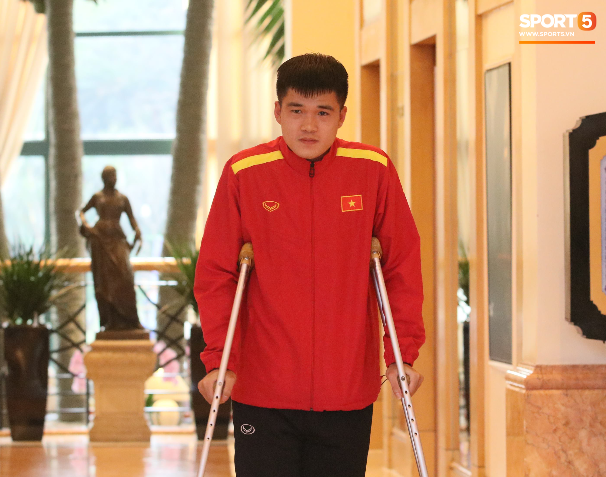 Xuân Hưng chống nạng đến sân, tiếp lửa cho đội tuyển Việt Nam - Ảnh 1. Xuân Hưng chống nạng đến sân, tiếp lửa cho đội tuyển Việt Nam - Ảnh 1.