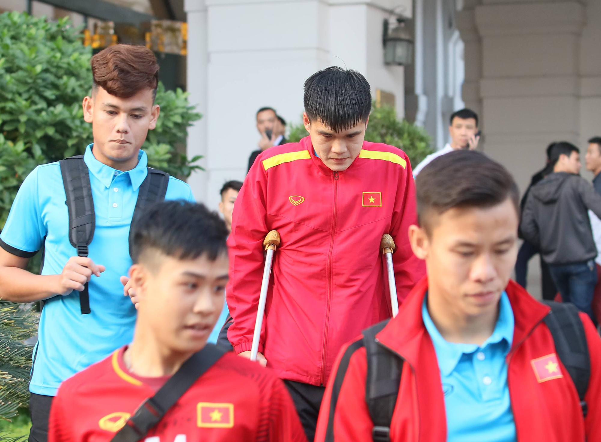 Xuân Hưng chống nạng đến sân, tiếp lửa cho đội tuyển Việt Nam - Ảnh 4. Xuân Hưng chống nạng đến sân, tiếp lửa cho đội tuyển Việt Nam - Ảnh 4.