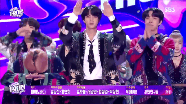 C&ugrave;ng l&agrave; ch&agrave;o kh&aacute;n giả ở SBS Gayo Daejun, BTS c&oacute; c&aacute;ch kh&aacute;c hẳn khiến Black Pink v&agrave; d&agrave;n idol vừa bất ngờ vừa học theo - Ảnh 2.