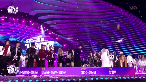 C&ugrave;ng l&agrave; ch&agrave;o kh&aacute;n giả ở SBS Gayo Daejun, BTS c&oacute; c&aacute;ch kh&aacute;c hẳn khiến Black Pink v&agrave; d&agrave;n idol vừa bất ngờ vừa học theo - Ảnh 3.
