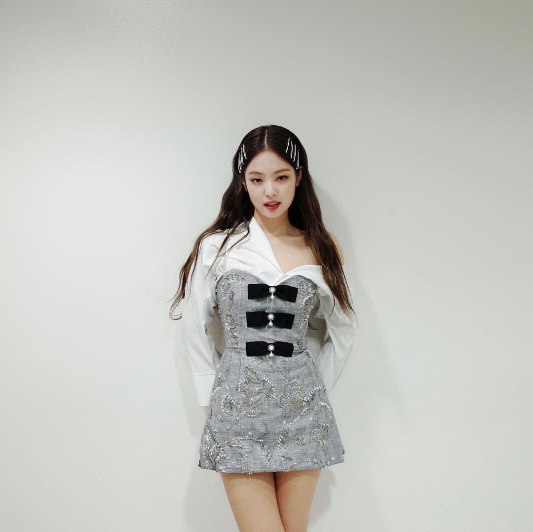 Từ đời thường đến trên sân khấu, phong cách thời trang của Jennie BlackPink  đều sành điệu