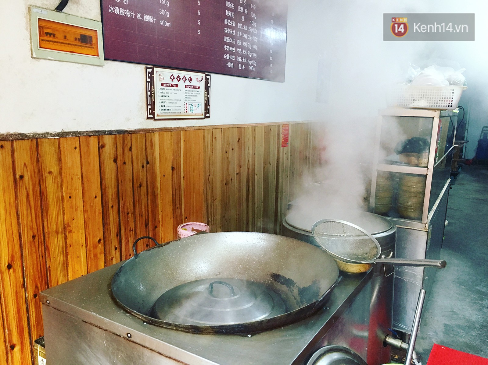Chuyện làm bát mì cho khách cũng phải bật nhạc nhảy xập xình mới chịu ở Trung Quốc - Ảnh 6. Chuyện làm bát mì cho khách cũng phải bật nhạc nhảy xập xình mới chịu ở Trung Quốc - Ảnh 6.