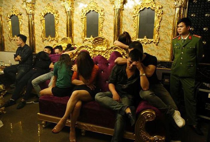 Cô giáo đưa ma túy vào sử dụng trong quán karaoke bị phạt hành chính - Ảnh 1. Cô giáo đưa ma túy vào sử dụng trong quán karaoke bị phạt hành chính - Ảnh 1.