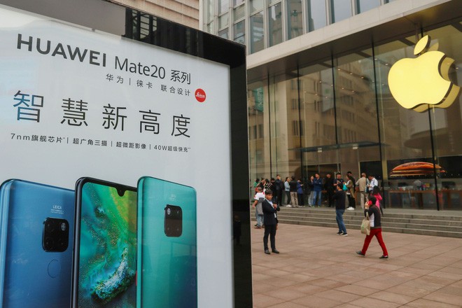 Apple bị tẩy chay bởi hàng trăm công ty Trung Quốc: Ai theo sẽ được tặng smartphone Huawei, ai dùng iPhone sẽ bị sa thải - Ảnh 1.