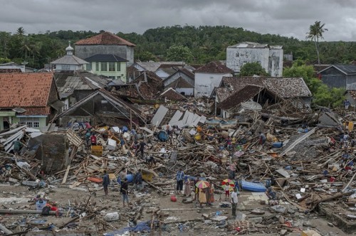 Sóng thần Indonesia: Bàng hoàng trước con số thương vong lên tới hơn 1.800 người  - Ảnh 1.