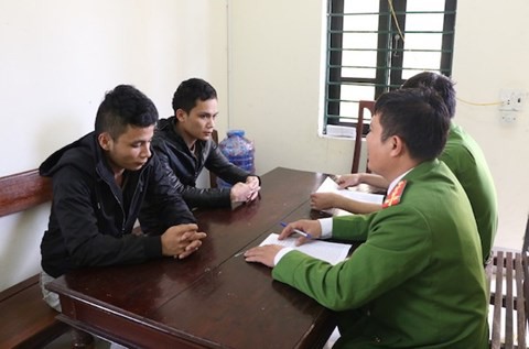 C&ugrave;ng anh trai bắt trộm h&agrave;ng trăm con ch&oacute; b&aacute;n cho... mẹ vợ - Ảnh 1.