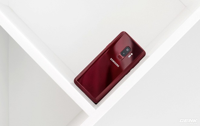 Cận cảnh Galaxy S9+ Vang Đỏ vừa lên kệ: Rực rỡ mùa Lễ Tết, tặng tai nghe AKG ton-sur-ton - Ảnh 2.