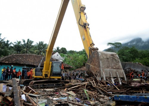 Sóng thần Indonesia: Bàng hoàng trước con số thương vong lên tới hơn 1.800 người  - Ảnh 2.