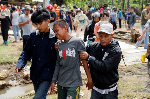 Sóng thần Indonesia: Bàng hoàng trước con số thương vong lên tới hơn 1.800 người  - Ảnh 3.