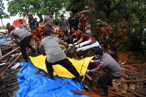 Sóng thần Indonesia: Bàng hoàng trước con số thương vong lên tới hơn 1.800 người  - Ảnh 4.