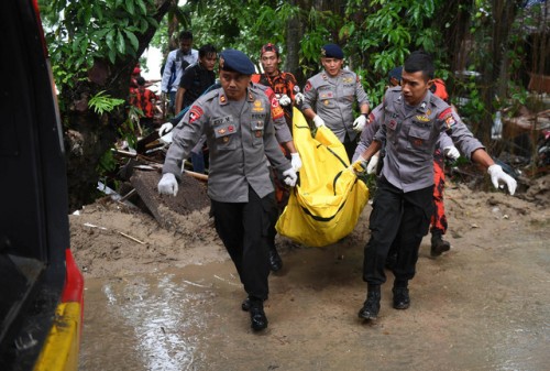 Sóng thần Indonesia: Bàng hoàng trước con số thương vong lên tới hơn 1.800 người  - Ảnh 5.