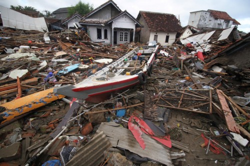 Sóng thần Indonesia: Bàng hoàng trước con số thương vong lên tới hơn 1.800 người  - Ảnh 7.