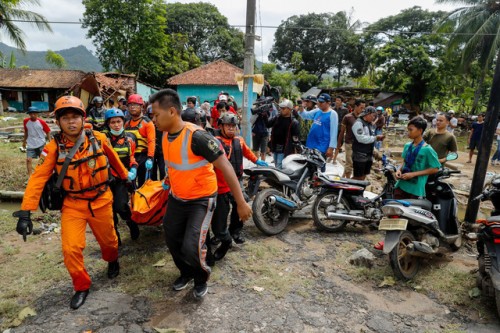 Sóng thần Indonesia: Bàng hoàng trước con số thương vong lên tới hơn 1.800 người  - Ảnh 8.