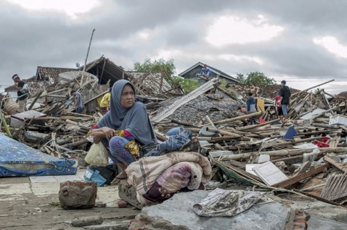 Sóng thần Indonesia: Bàng hoàng trước con số thương vong lên tới hơn 1.800 người  - Ảnh 9.
