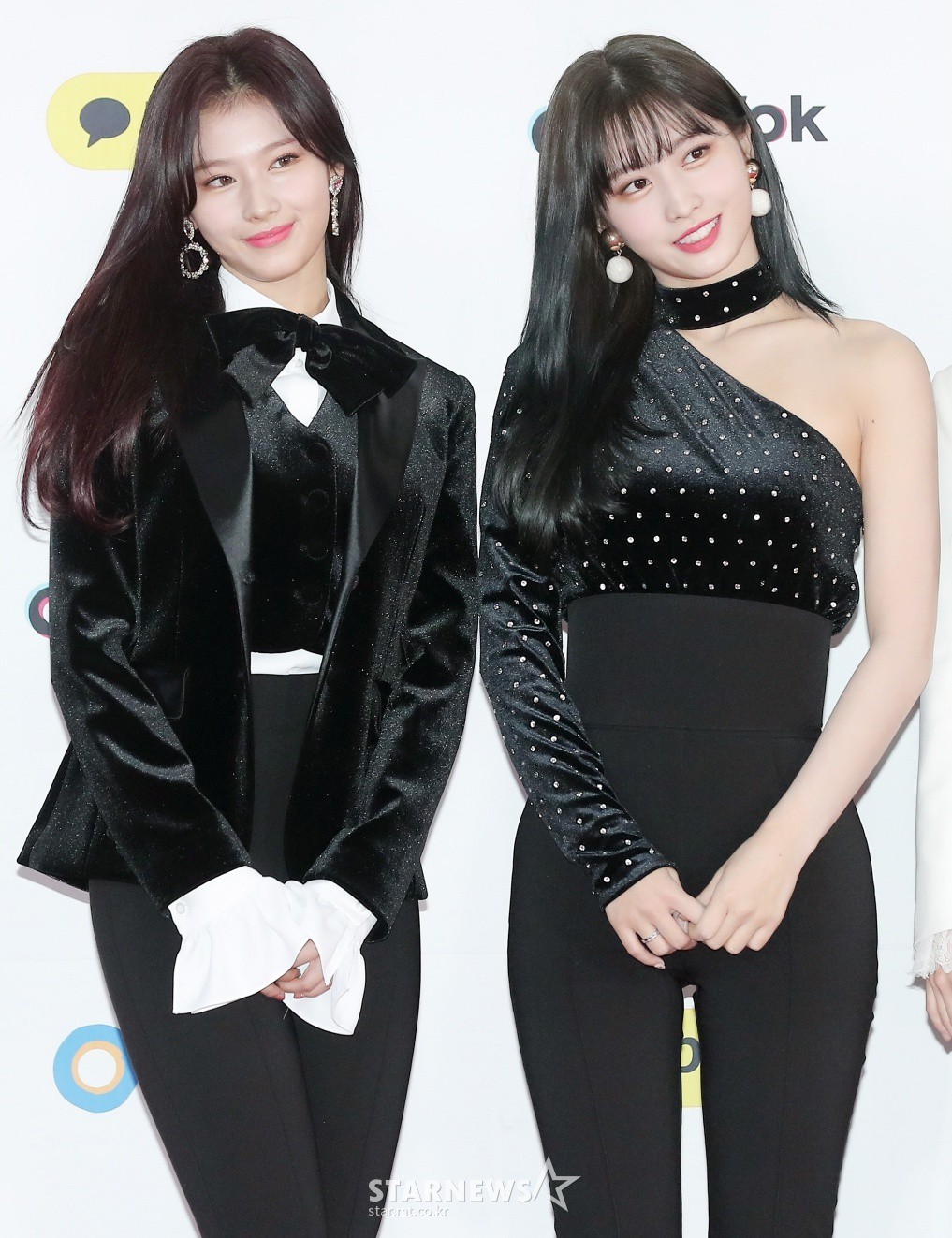 Siêu thảm đỏ SBS Gayo Daejun: Black Pink gây sốc vì vòng 1 nhọn hoắt, Irene táo bạo bên BTS, EXO và quân đoàn idol - Ảnh 14. Siêu thảm đỏ SBS Gayo Daejun: Black Pink gây sốc vì vòng 1 nhọn hoắt, Irene táo bạo bên BTS, EXO và quân đoàn idol - Ảnh 14.