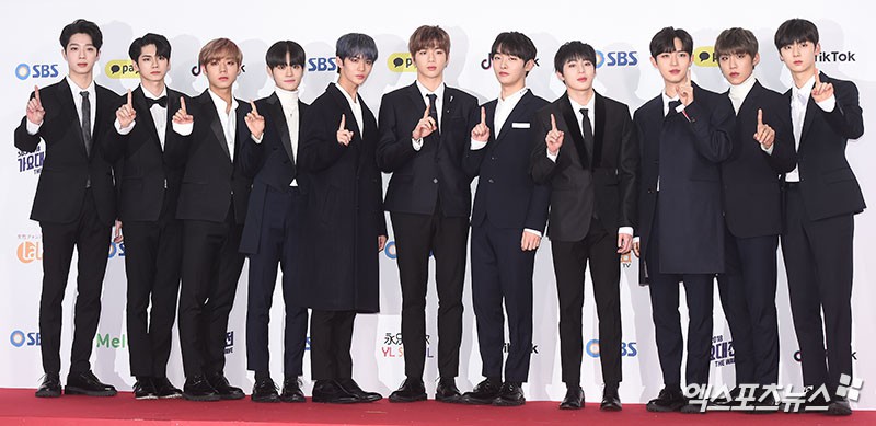 Siêu thảm đỏ SBS Gayo Daejun: Black Pink gây sốc vì vòng 1 nhọn hoắt, Irene táo bạo bên BTS, EXO và quân đoàn idol - Ảnh 28. Siêu thảm đỏ SBS Gayo Daejun: Black Pink gây sốc vì vòng 1 nhọn hoắt, Irene táo bạo bên BTS, EXO và quân đoàn idol - Ảnh 28.
