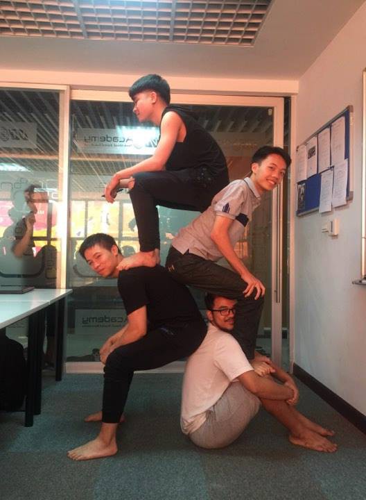 Kh&ocirc;ng nghi ngờ g&igrave; nữa, đ&acirc;y ch&iacute;nh l&agrave; xu hướng pose h&igrave;nh cho nh&oacute;m bạn hot nhất những ng&agrave;y cuối năm - Ảnh 4.